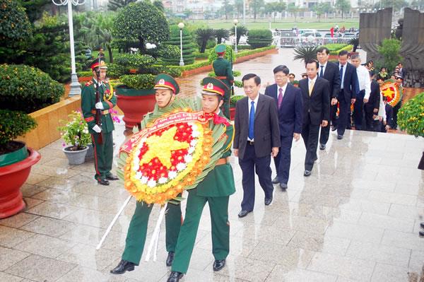 Lễ đặt vòng hoa tại Đài Tưởng niệm thành phố